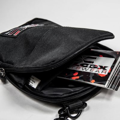 FEFLOGX Sportswear Umhängetasche Prime, Tasche gefüllt mit Stickern.