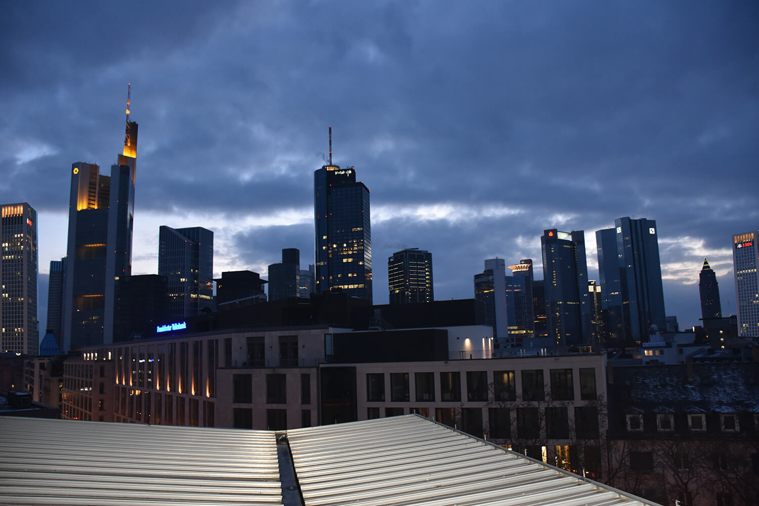 Frankfurter Skyline bei Dämmerung.