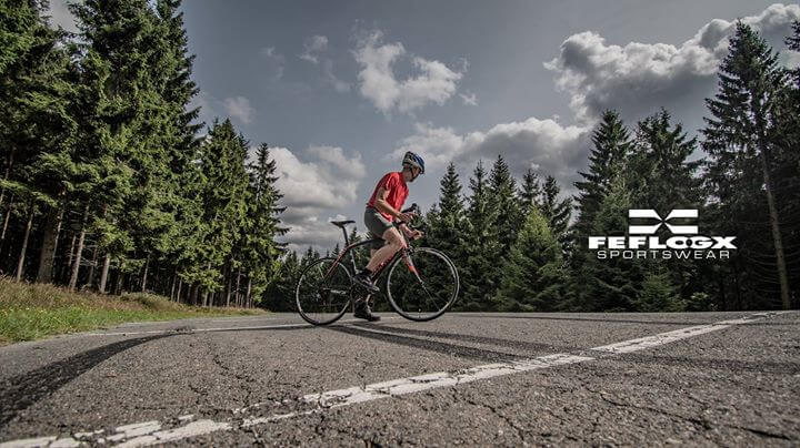 FEFLOGX Sportswear Fahrrad fahren in der Tight Shorts Camouflage und dem Funktionsshirt Mesh.