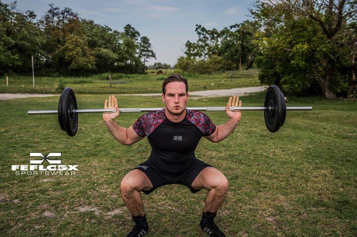 FEFLOGX Rashguard Camouflage und Allrounder-Shorts beim Outdoor-Squaten.