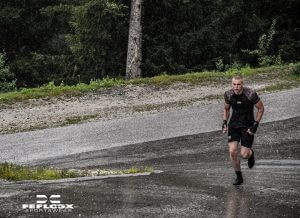 Bei Regen Joggen im FEFLOGX Rashguard Camouflage und der Basic-Shorts Allrounder.