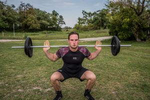 Langhantel-Training am See im FEFLOGX Sportswear Rashguard Camouflage und der Allrounder-Shorts.