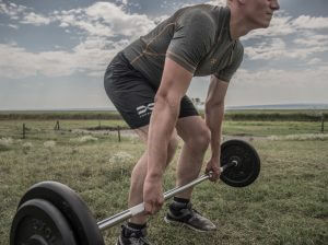 Langhantel-Training am See im FEFLOGX Sportswear Rashguard Compression und der Allrounder-Shorts.