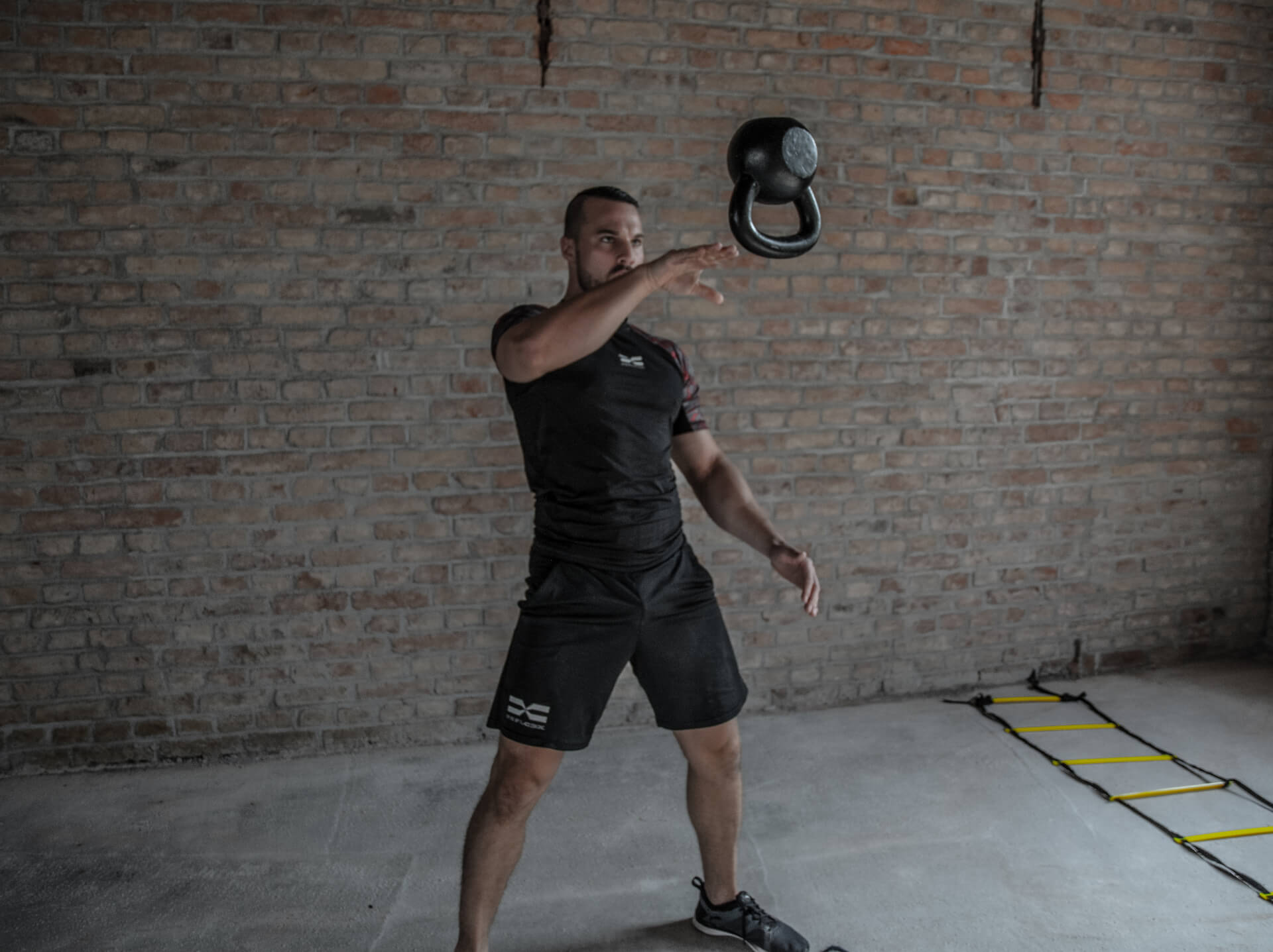 Kettle-Bell Urban-Training im FEFLOGX Sportswear Rashguard Camouflage und der Allrounder-Shorts (1).