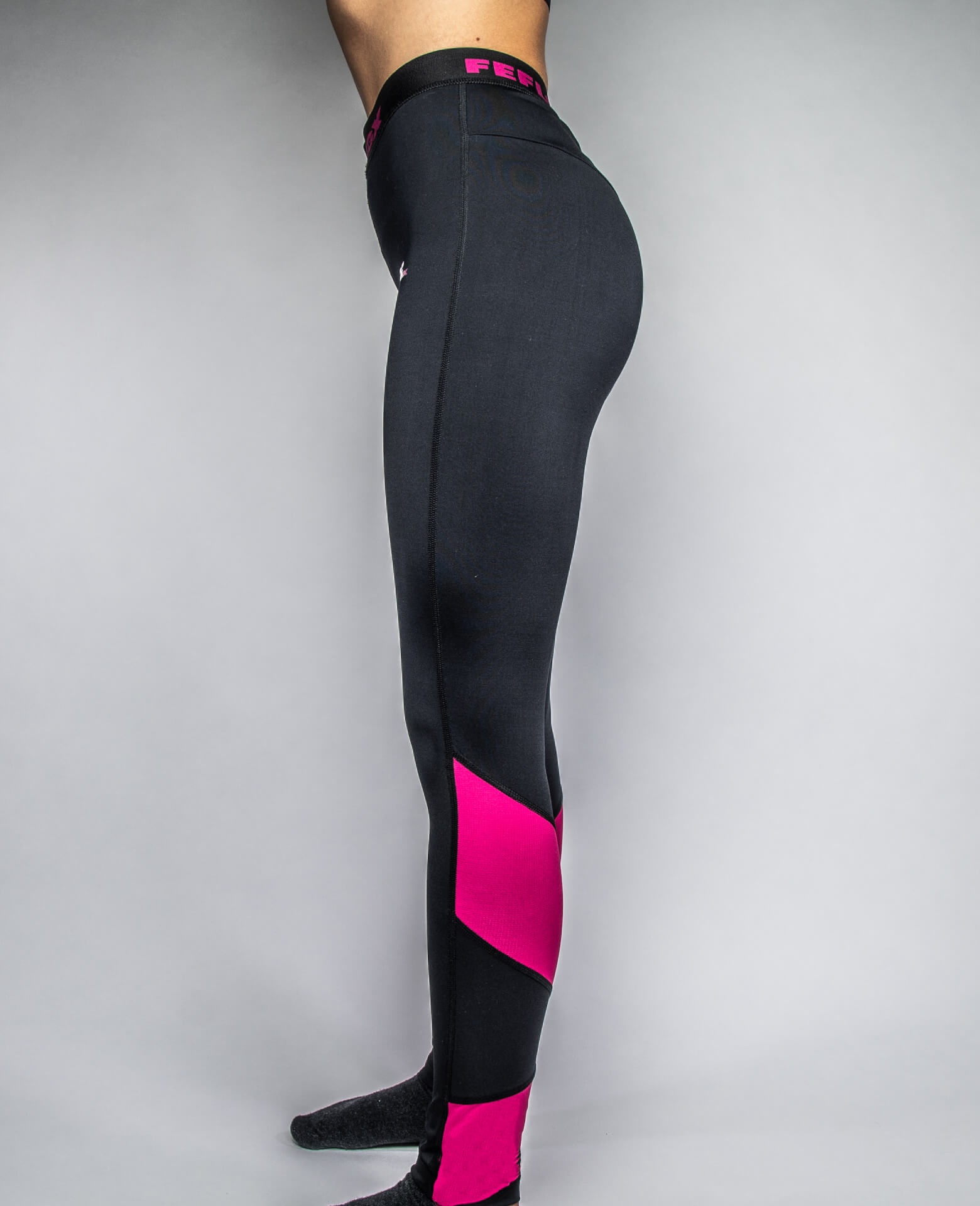 frauen in leggins auf dem fahrrad
