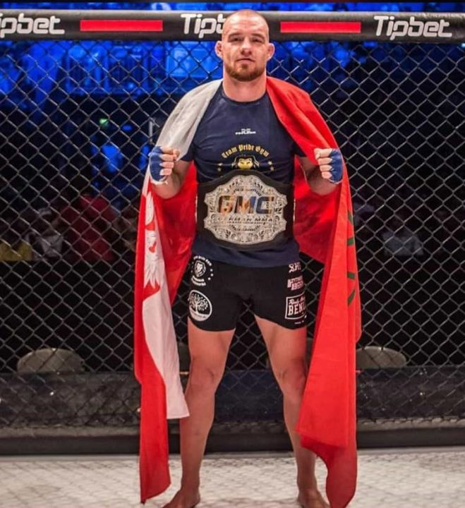 FEFLOGX Sportswear Fighter und GMC-Champion Mohamed Grabinski vom Pride Gym Düsseldorf mit dem GMC-Titel.