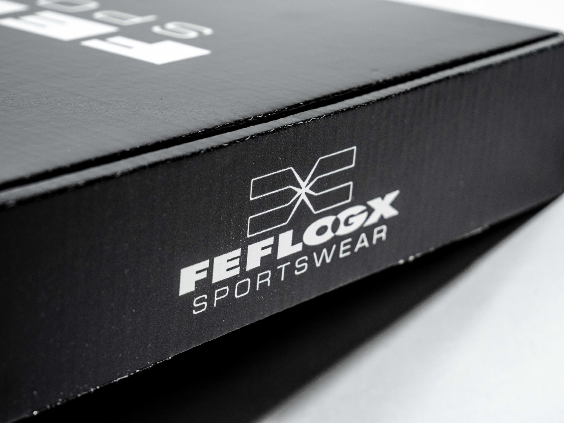 FEFLOGX Sportswear neue Premium Versandkartons, Logo-Detail.