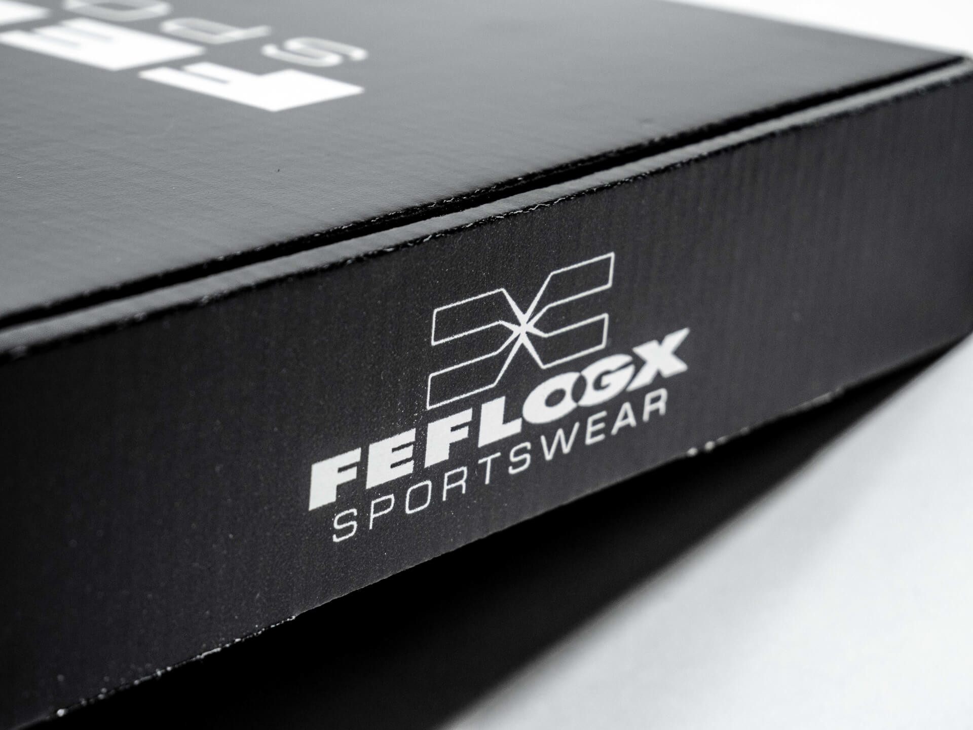 FEFLOGX Sportswear neue Premium Versandkartons, Logo-Detail.