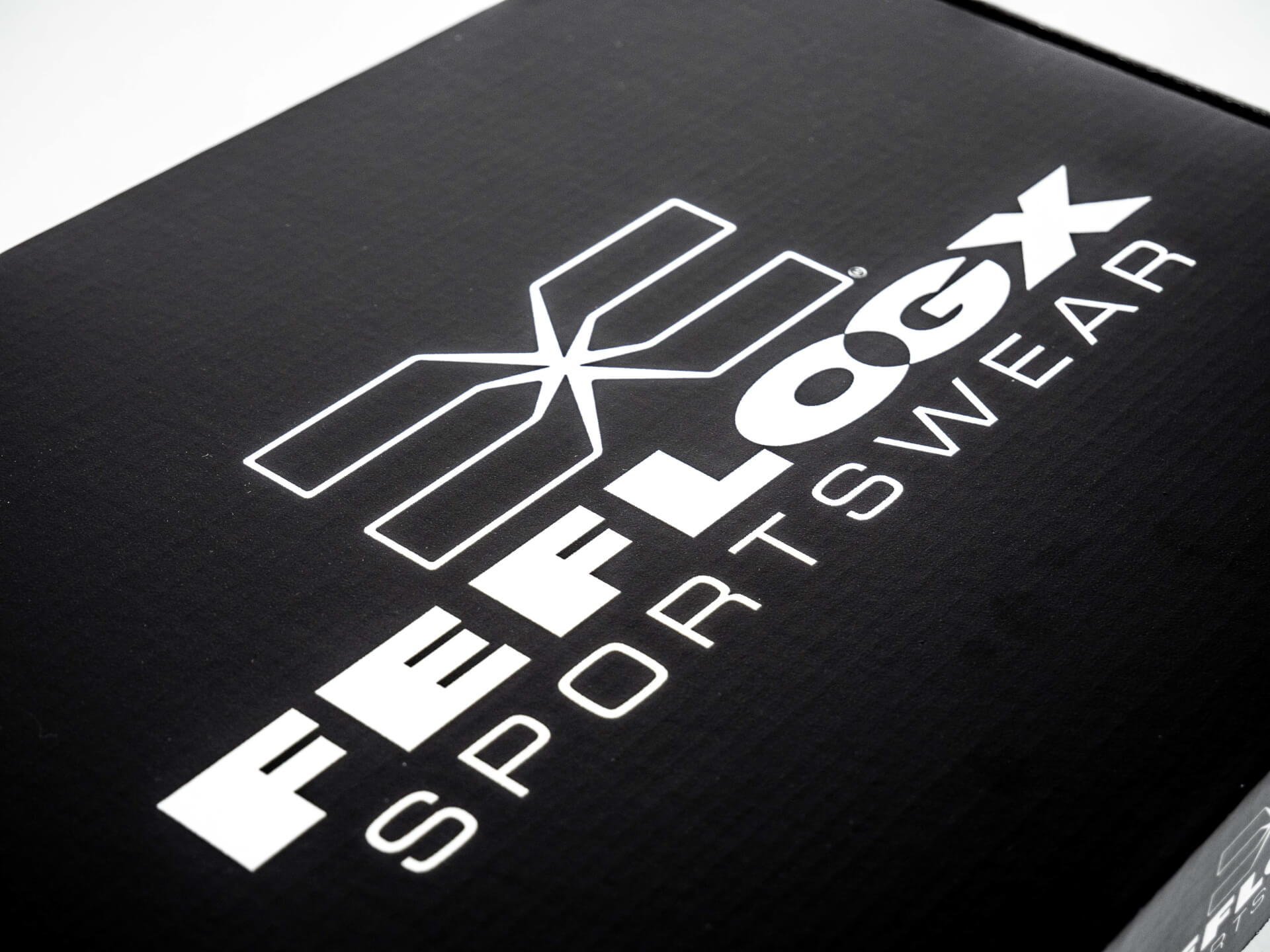 FEFLOGX Sportswear neue Premium Versandkartons, Logo-Detail (1).