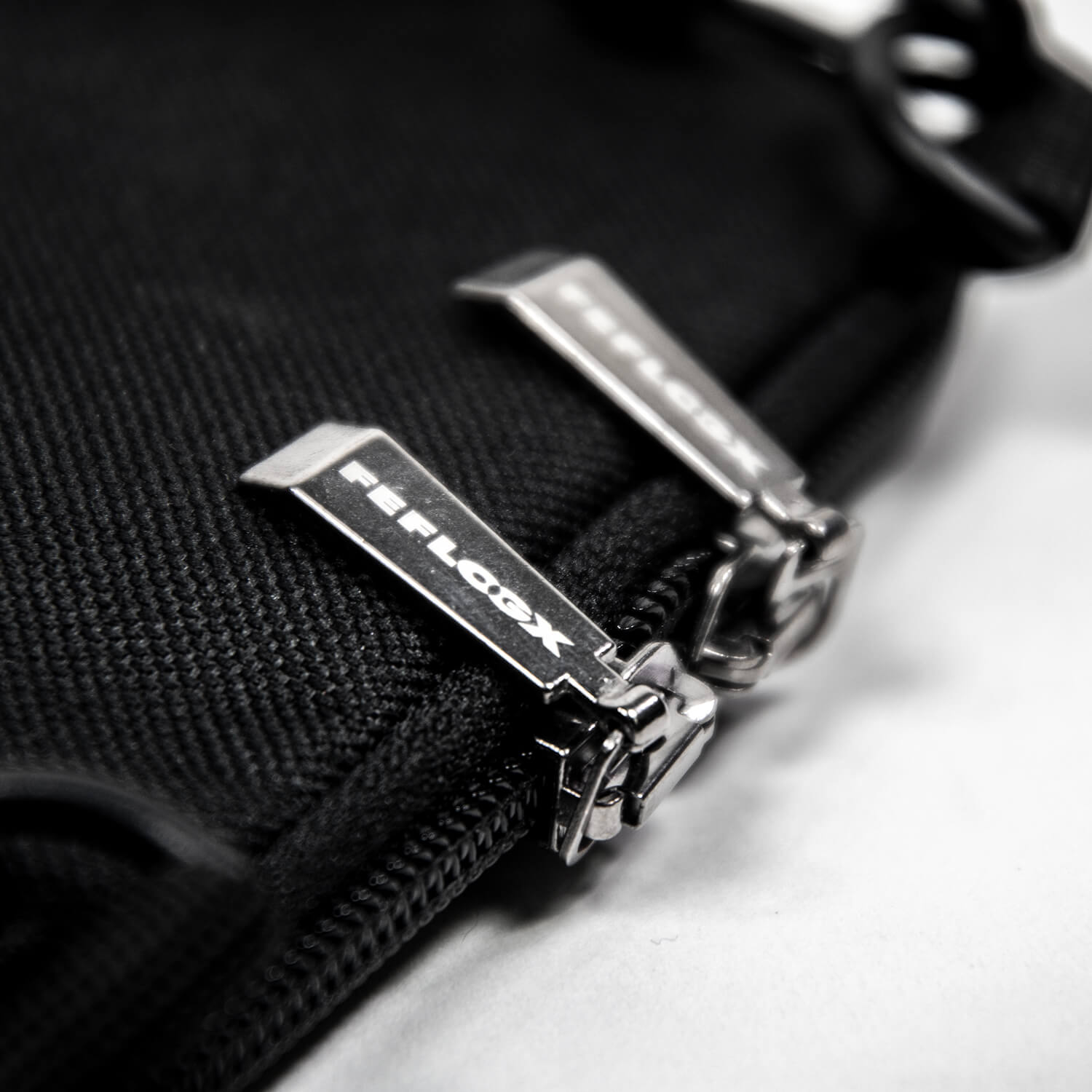 FEFLOGX Sportswear Umhängetasche Prime, Reißverschluss Detail.