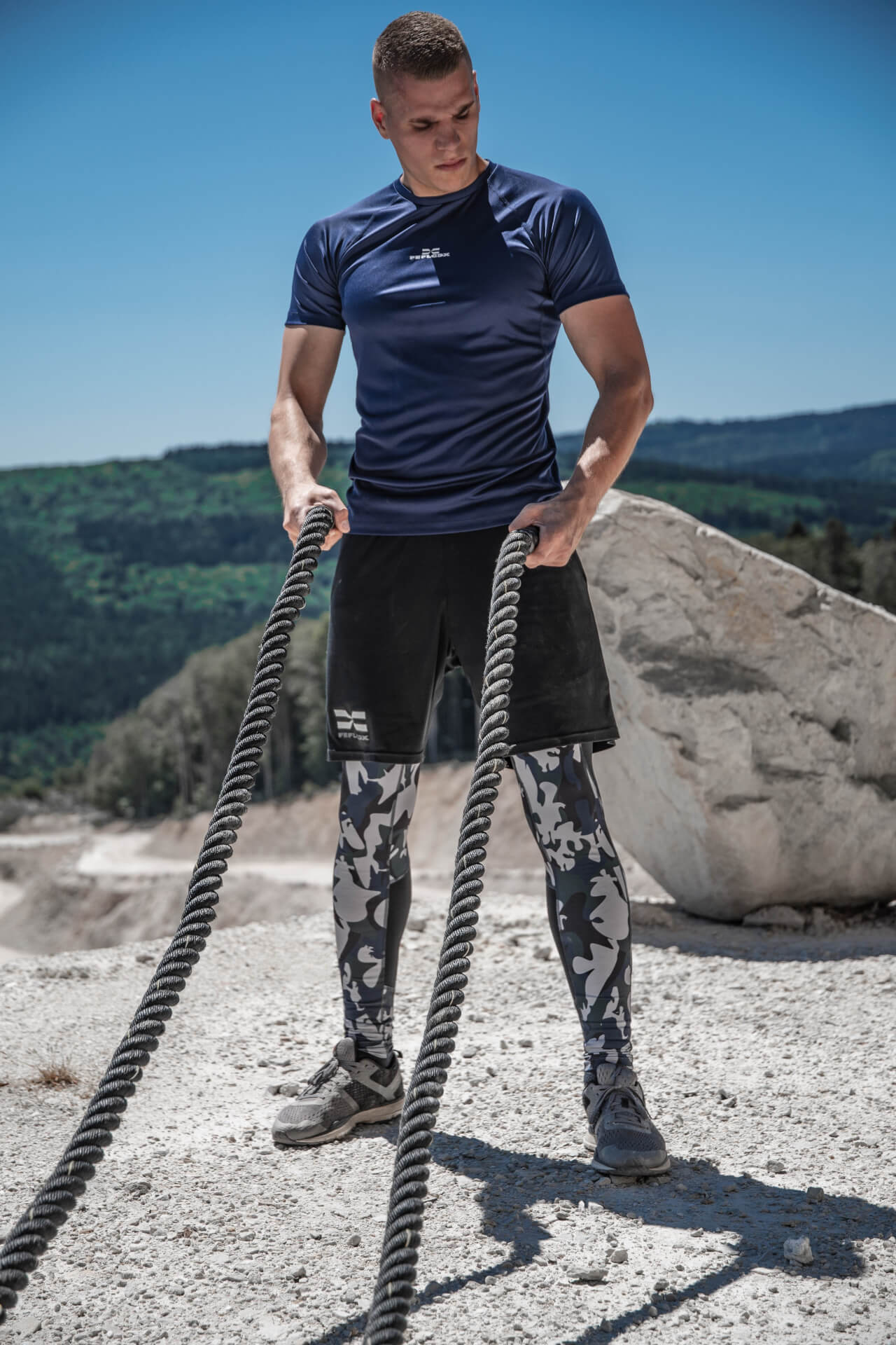 FEFLOGX Sportswear Herren, Sportkleidung Herren, Funktionsshirt Pure und Leggings Camouflage, Battle Rope Workout (2).
