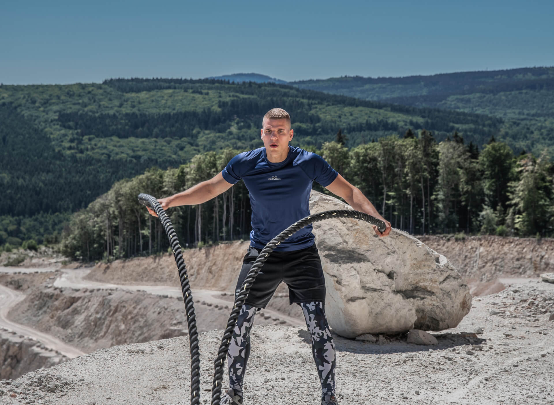 FEFLOGX Sportswear Funktionsshirt Pure und Leggings Camouflage, Battle Rope Workout (1).