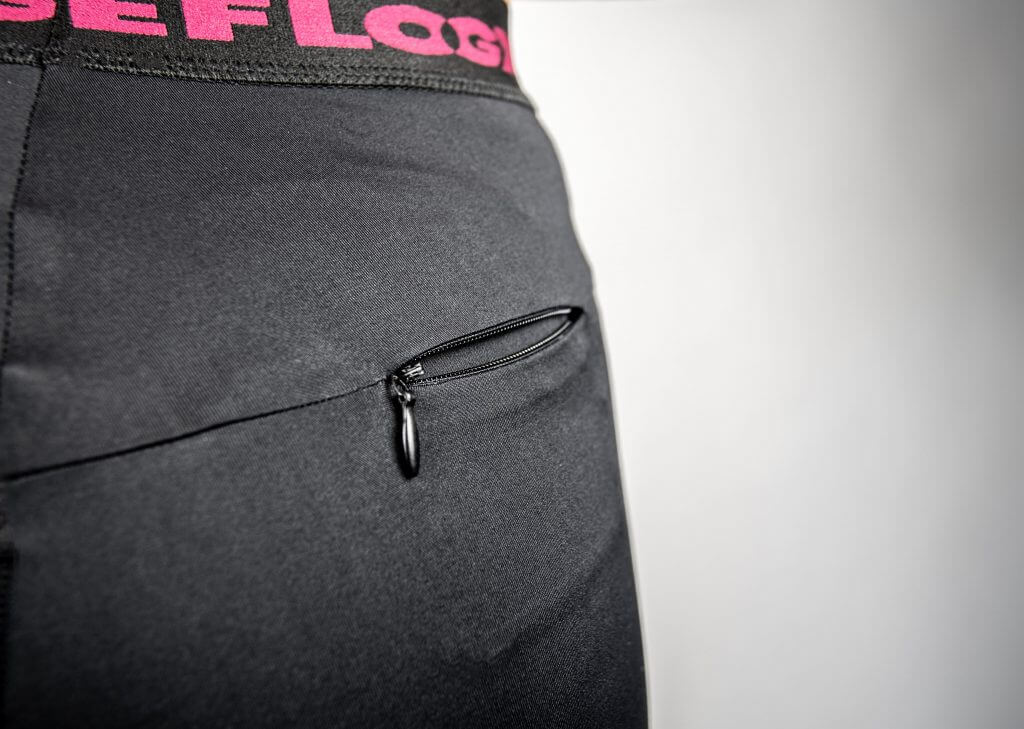 FEFLOGX Sportswear Damen Leggings Motion, kleine Reißverschluss-Tasche Detail-Foto, Fotoalbum.