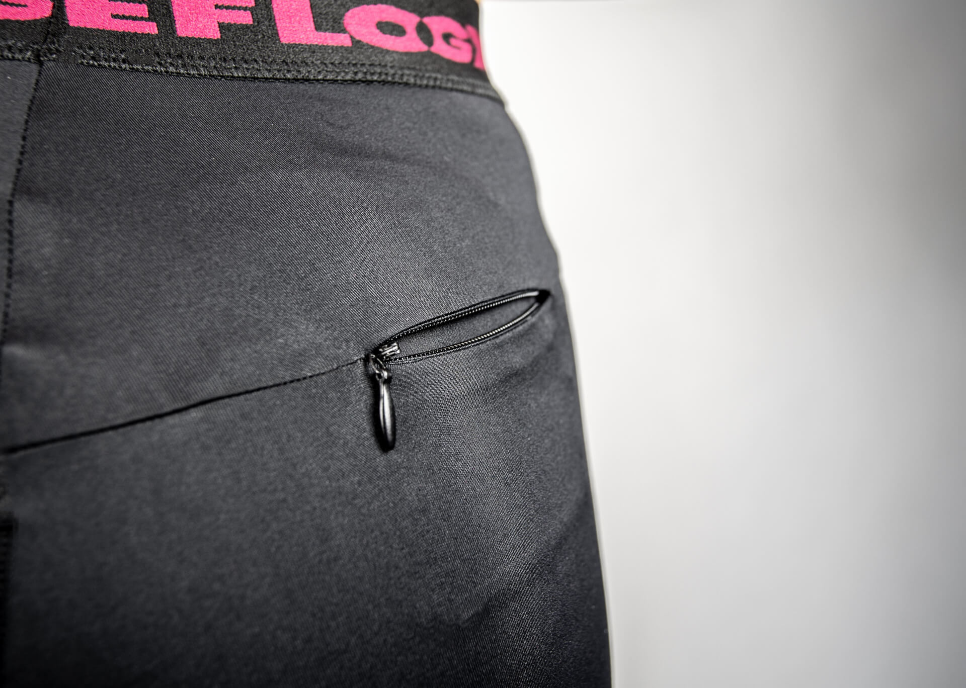 FEFLOGX Sportswear Damen Leggings Motion, kleine Reißverschluss-Tasche Detail-Foto, Fotoalbum.