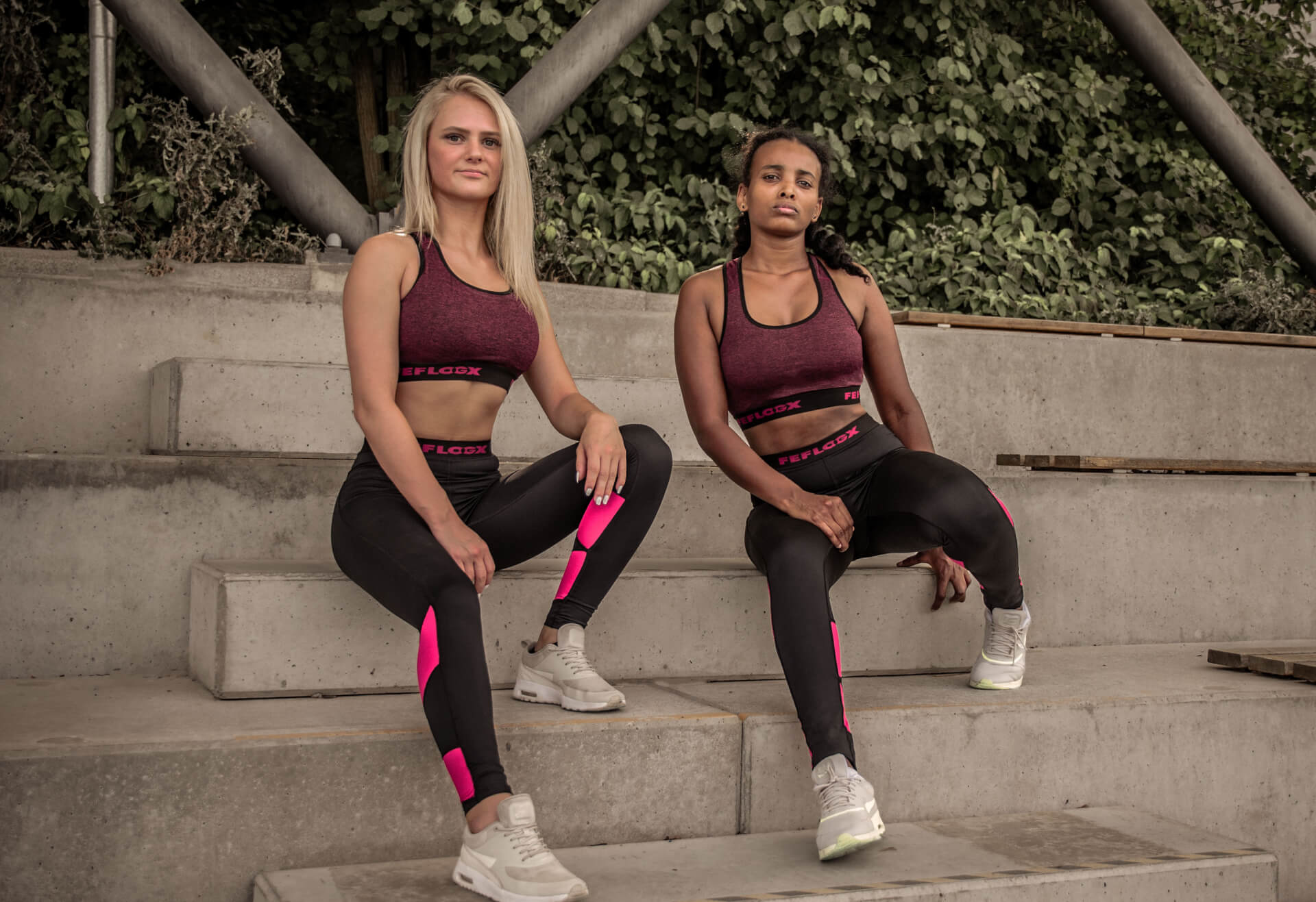 FEFLOGX Sportswear Damen Outfit Motion, doppelt, zusammen mit Freunden Sprint und Lauf Training.