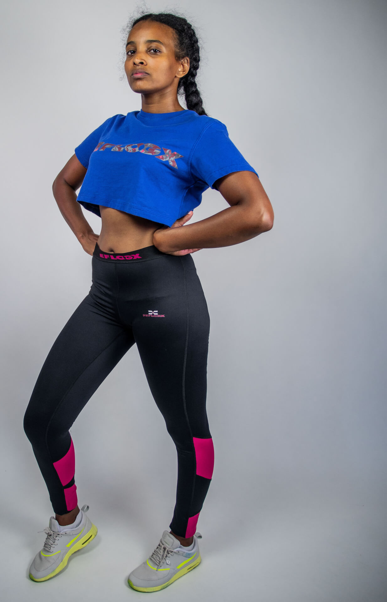 FEFLOGX Sportswaer Crop Top Basic, blau, Modell Shooting.