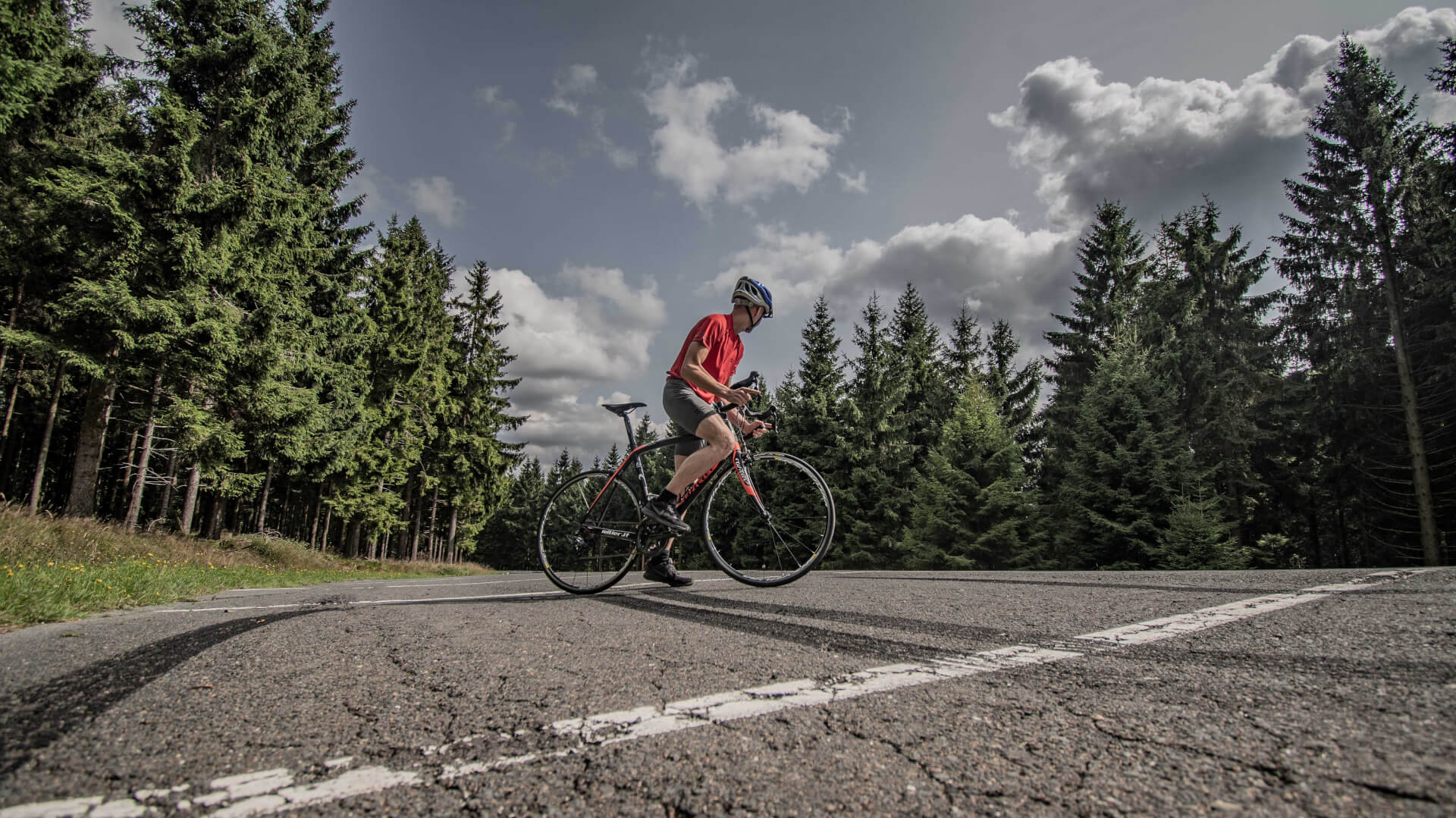 FEFLOGX Sportswear Mesh-Shirt und Tight-Shorts beim Fahrrad fahren im Taunus.