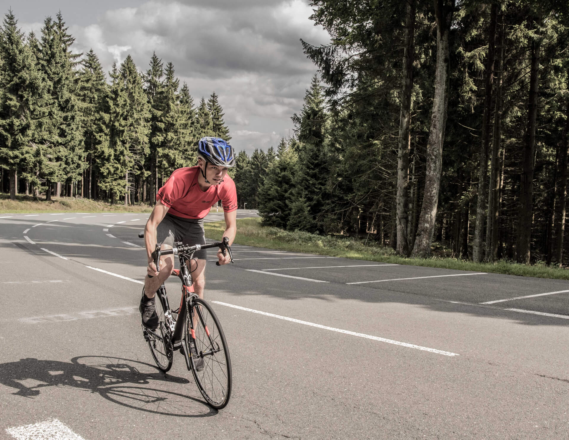 FEFLOGX Sportswear Mesh-Shirt und Tight-Shorts beim Fahrrad fahren im Taunus, großer Feldberg.