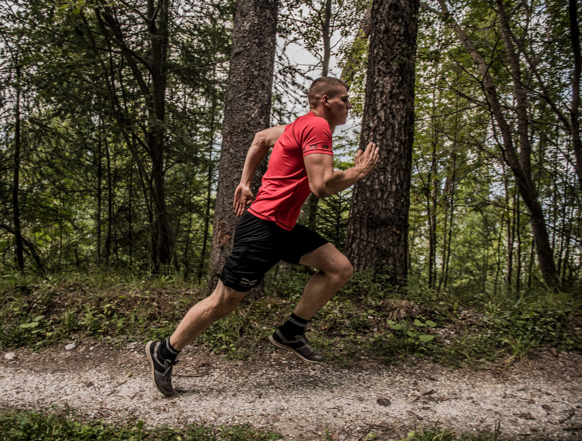 FEFLOGX Sportswear Funktionsshirt Mesh und Allrounder Shorts, Sprint Training in den Bergen.