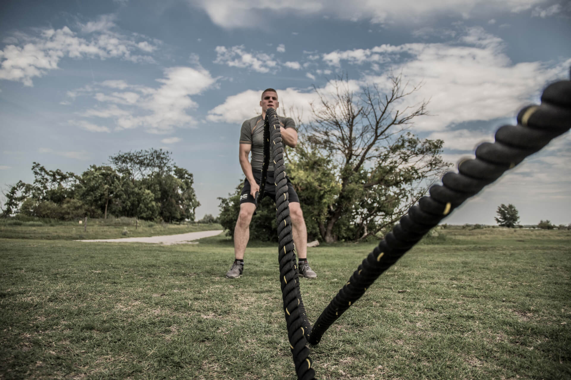 FEFLOGX Sportswear Rashguard Compression und Allrounder Shorts, Battle-Rope Training am Neusiedler See.