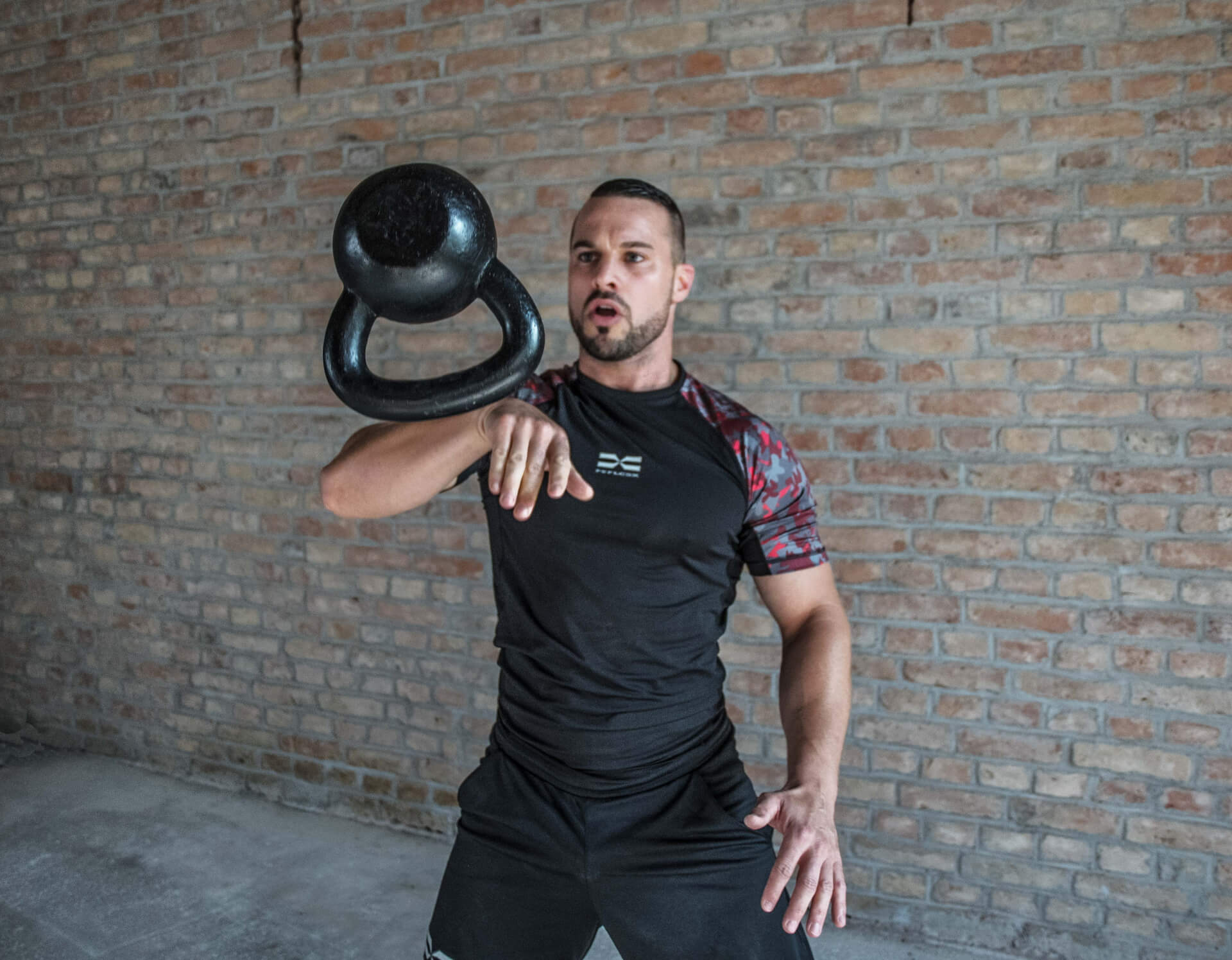 FEFLOGX Sportswear Rashguard Camouflage und Allrounder Shorts, Urban Kugelhantel Workout.