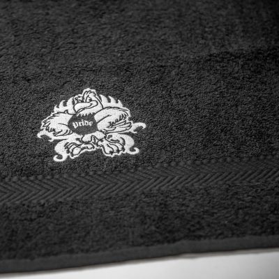 FEFLOGX Sportswear x Pride Gym Handtuch, Fitness Towel, Pride Gym Logo Detailaufnahme.