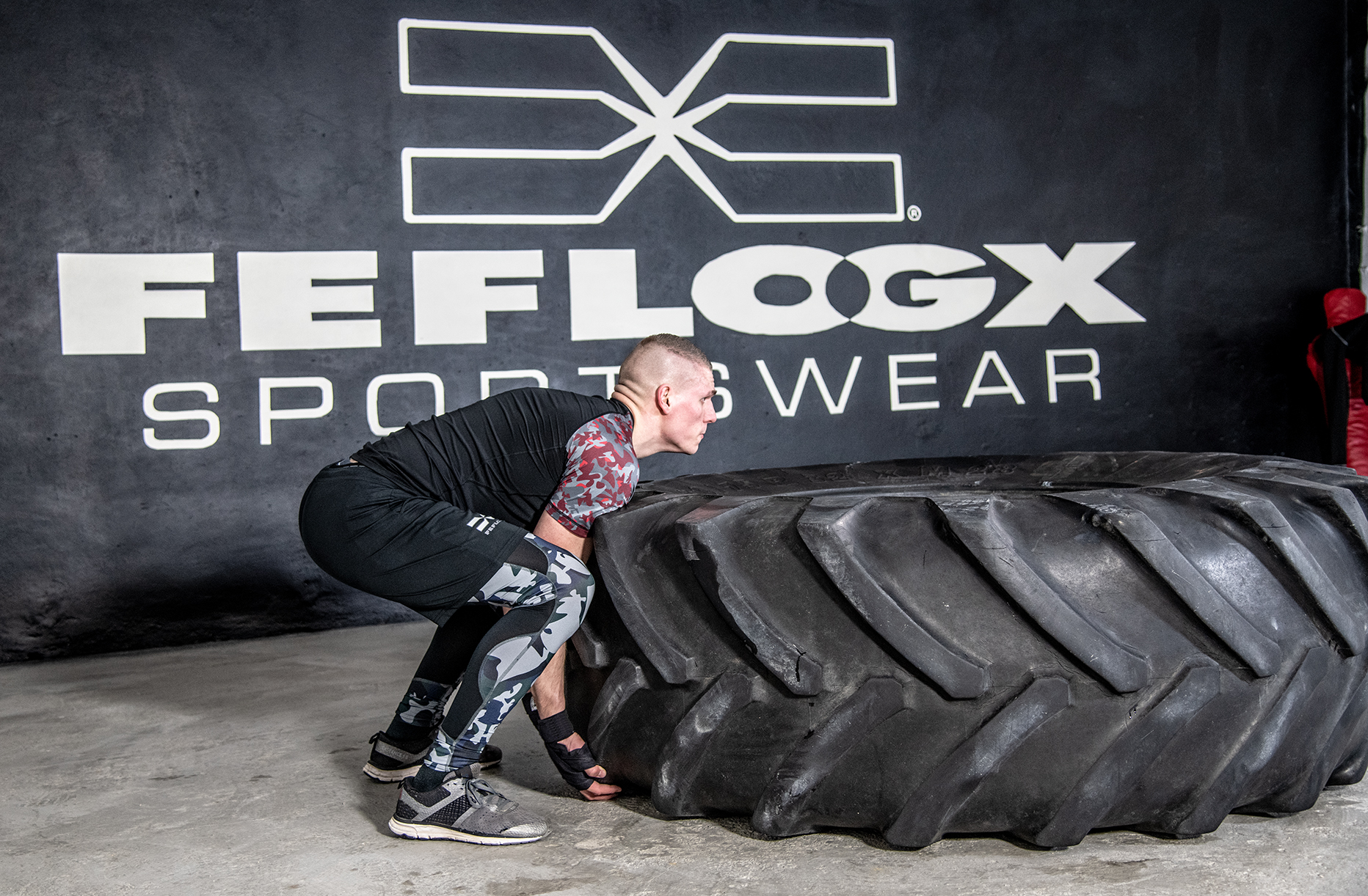 FEFLOGX Sportswear, Funktionsshirt, Leggings Camouflage und Basic-Shorts beim Traktor-Reifen Shooting.