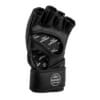 Hoch-professionelle MMA Fight Handschuhe Performance Fighter by FEFLOGX Sportswear für Training & Wettkampf. Hochwertigstes & extrem strapazierfähiges FFX-Leder, Kampfhandschuhe, MMA Gloves, MMA Box Handschuhe, MMA Handschuhe, UFC Handschuhe, super-bequem & hoch-komfortabel, anatomisch vorgeformt & ergonomisch entwickelte Passform, max. Schutz & sportlich-elegantes Design, in schwarz & schwarz-weiß, extrem hochwertiges & starkes Verschlussband mit FEFLOGX Logo Hot Print, Beste Polsterung für maximale Power & exzellente Performance, ohne Daumen Schutz, Einzel Ansicht (11), schwarzer Logo-Druck.