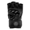 Hoch-professionelle MMA Fight Handschuhe Performance Fighter by FEFLOGX Sportswear für Training & Wettkampf. Hochwertigstes & extrem strapazierfähiges FFX-Leder, Kampfhandschuhe, MMA Gloves, MMA Box Handschuhe, MMA Handschuhe, UFC Handschuhe, super-bequem & hoch-komfortabel, anatomisch vorgeformt & ergonomisch entwickelte Passform, max. Schutz & sportlich-elegantes Design, in schwarz & schwarz-weiß, extrem hochwertiges & starkes Verschlussband mit FEFLOGX Logo Hot Print, Beste Polsterung für maximale Power & exzellente Performance, ohne Daumen Schutz, Einzel Ansicht (10), schwarzer Logo-Druck.