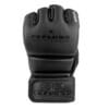 Hoch-professionelle MMA Fight Handschuhe Performance Fighter by FEFLOGX Sportswear für Training & Wettkampf. Hochwertigstes & extrem strapazierfähiges FFX-Leder, Kampfhandschuhe, MMA Gloves, MMA Box Handschuhe, MMA Handschuhe, UFC Handschuhe, super-bequem & hoch-komfortabel, anatomisch vorgeformt & ergonomisch entwickelte Passform, max. Schutz & sportlich-elegantes Design, in schwarz & schwarz-weiß, extrem hochwertiges & starkes Verschlussband mit FEFLOGX Logo Hot Print, Beste Polsterung für maximale Power & exzellente Performance, ohne Daumen Schutz, Einzel Ansicht, schwarzer Logo-Druck.