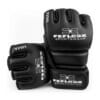 Hoch-professionelle MMA Fight Handschuhe Performance Fighter by FEFLOGX Sportswear für Training & Wettkampf. Hochwertigstes & extrem strapazierfähiges FFX-Leder, Kampfhandschuhe, MMA Gloves, MMA Box Handschuhe, MMA Handschuhe, UFC Handschuhe, super-bequem & hoch-komfortabel, anatomisch vorgeformt & ergonomisch entwickelte Passform, max. Schutz & sportlich-elegantes Design, in schwarz & schwarz-weiß, extrem hochwertiges & starkes Verschlussband mit FEFLOGX Logo Hot Print, Beste Polsterung für maximale Power & exzellente Performance, ohne Daumen Schutz, Paar Ansicht (4), schwarzer Logo-Druck.