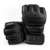 Hoch-professionelle MMA Fight Handschuhe Performance Fighter by FEFLOGX Sportswear für Training & Wettkampf. Hochwertigstes & extrem strapazierfähiges FFX-Leder, Kampfhandschuhe, MMA Gloves, MMA Box Handschuhe, MMA Handschuhe, UFC Handschuhe, super-bequem & hoch-komfortabel, anatomisch vorgeformt & ergonomisch entwickelte Passform, max. Schutz & sportlich-elegantes Design, in schwarz & schwarz-weiß, extrem hochwertiges & starkes Verschlussband mit FEFLOGX Logo Hot Print, Beste Polsterung für maximale Power & exzellente Performance, ohne Daumen Schutz, Paar Ansicht, schwarzer Logo-Druck.