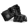 Hoch-professionelle MMA Fight Handschuhe Performance Fighter by FEFLOGX Sportswear für Training & Wettkampf. Hochwertigstes & extrem strapazierfähiges FFX-Leder, Kampfhandschuhe, MMA Gloves, MMA Box Handschuhe, MMA Handschuhe, UFC Handschuhe, super-bequem & hoch-komfortabel, anatomisch vorgeformt & ergonomisch entwickelte Passform, max. Schutz & sportlich-elegantes Design, in schwarz & schwarz-weiß, extrem hochwertiges & starkes Verschlussband mit FEFLOGX Logo Hot Print, Beste Polsterung für maximale Power & exzellente Performance, ohne Daumen Schutz, Paar Ansicht (2), schwarzer Logo-Druck.