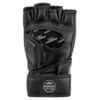 Hoch-professionelle MMA Trainingshandschuhe Performance by FEFLOGX Sportswear. Hochwertigstes & extrem strapazierfähiges FFX-Leder, MMA Gloves, MMA Boxhandschuhe, MMA Handschuhe, UFC Handschuhe, Boxsackhandschuhe, super-bequem & hoch-komfortabel, anatomisch vorgeformt & ergonomisch entwickelte Passform, max. Schutz & sportlich-elegantes Design, in schwarz & schwarz-weiß, extrem hochwertiges & starkes Verschlussband mit FEFLOGX Logo Hot Print, Beste Polsterung für maximale Power & exzellente Performance, mit Daumen Schutz, stehende Ansicht des Handrücken (4).