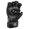 Hoch-professionelle MMA Trainingshandschuhe Performance by FEFLOGX Sportswear. Hochwertigstes & extrem strapazierfähiges FFX-Leder, MMA Gloves, MMA Boxhandschuhe, MMA Handschuhe, UFC Handschuhe, Boxsackhandschuhe, super-bequem & hoch-komfortabel, anatomisch vorgeformt & ergonomisch entwickelte Passform, max. Schutz & sportlich-elegantes Design, in schwarz & schwarz-weiß, extrem hochwertiges & starkes Verschlussband mit FEFLOGX Logo Hot Print, Beste Polsterung für maximale Power & exzellente Performance, mit Daumen Schutz, stehende Ansicht des Handrücken (3).