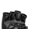 Hoch-professionelle MMA Trainingshandschuhe Performance by FEFLOGX Sportswear. Hochwertigstes & extrem strapazierfähiges FFX-Leder, MMA Gloves, MMA Boxhandschuhe, MMA Handschuhe, UFC Handschuhe, Boxsackhandschuhe, super-bequem & hoch-komfortabel, anatomisch vorgeformt & ergonomisch entwickelte Passform, max. Schutz & sportlich-elegantes Design, in schwarz & schwarz-weiß, extrem hochwertiges & starkes Verschlussband mit FEFLOGX Logo Hot Print, Beste Polsterung für maximale Power & exzellente Performance, mit Daumen Schutz, Ansicht Finger.