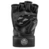 Hoch-professionelle MMA Trainingshandschuhe Performance by FEFLOGX Sportswear. Hochwertigstes & extrem strapazierfähiges FFX-Leder, MMA Gloves, MMA Boxhandschuhe, MMA Handschuhe, UFC Handschuhe, Boxsackhandschuhe, super-bequem & hoch-komfortabel, anatomisch vorgeformt & ergonomisch entwickelte Passform, max. Schutz & sportlich-elegantes Design, in schwarz & schwarz-weiß, extrem hochwertiges & starkes Verschlussband mit FEFLOGX Logo Hot Print, Beste Polsterung für maximale Power & exzellente Performance, mit Daumen Schutz, Ansicht Handunterseite.