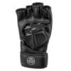 Hoch-professionelle MMA Trainingshandschuhe Performance by FEFLOGX Sportswear. Hochwertigstes & extrem strapazierfähiges FFX-Leder, MMA Gloves, MMA Boxhandschuhe, MMA Handschuhe, UFC Handschuhe, Boxsackhandschuhe, super-bequem & hoch-komfortabel, anatomisch vorgeformt & ergonomisch entwickelte Passform, max. Schutz & sportlich-elegantes Design, in schwarz & schwarz-weiß, extrem hochwertiges & starkes Verschlussband mit FEFLOGX Logo Hot Print, Beste Polsterung für maximale Power & exzellente Performance, mit Daumen Schutz, Ansicht Handunterseite (1).