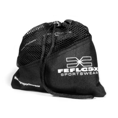 Box-Bandagen Performance Strike von FEFLOGX Sportswear, Boxbandagen, Handbandagen, Bandagen, MMA Bandagen Kampfsport, schwarz - weiß - rot - blau, 4,5m & 3m, mit Tasche/Beutel zum Waschen & Aufbewahren. Max. Power, extremer Halt & hoch-komfortabel, Foto Waschbeutel.