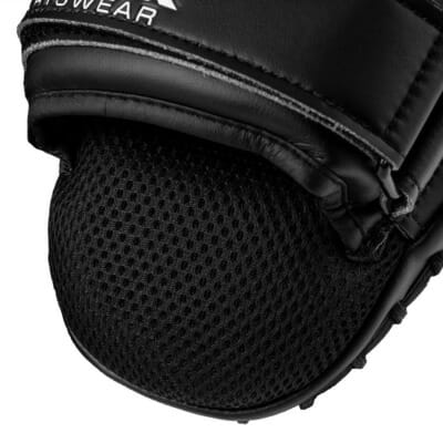 Hoch-professionelle Boxpratzen von FEFLOGX Sportswear mit Klettverschluss aus hochwertigstem Leder & besten Materialien für max. Langlebigkeit & extreme Strapazierfähigkeit. Super-bequeme Handpratzen Schlagpolster mit höchstem Schutz & hervorragender Polsterung. Boxing-Pads Pratzen Boxen Kickboxen Muay-Thai Thaiboxen MMA & viele mehr. Max Schlagkraft & sportlich-elegantes Fight-Design. Ansicht der extrem hochwertigen Materialien & Verarbeitung & Nahansicht des Schlupflochs.