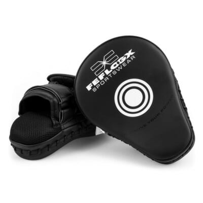 Hoch-professionelle Boxpratzen von FEFLOGX Sportswear mit Klettverschluss aus hochwertigstem Leder & besten Materialien für max. Langlebigkeit & extreme Strapazierfähigkeit. Super-bequeme Handpratzen Schlagpolster mit höchstem Schutz & hervorragender Polsterung. Boxing-Pads Pratzen Boxen Kickboxen Muay-Thai Thaiboxen MMA & viele mehr. Max Schlagkraft & sportlich-elegantes Fight-Design. Ein paar stehend, hinten & vorne (1).