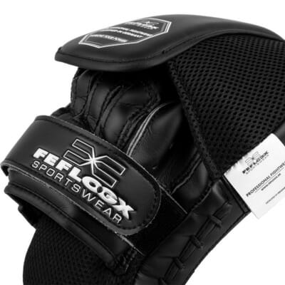 Hoch-professionelle Boxpratzen von FEFLOGX Sportswear mit Klettverschluss aus hochwertigstem Leder & besten Materialien für max. Langlebigkeit & extreme Strapazierfähigkeit. Super-bequeme Handpratzen Schlagpolster mit höchstem Schutz & hervorragender Polsterung. Boxing-Pads Pratzen Boxen Kickboxen Muay-Thai Thaiboxen MMA & viele mehr. Max Schlagkraft & sportlich-elegantes Fight-Design. Nahaufnahme der high-grade Rückseeite mit eerstklassiger Verarbeitung & hochwertigem Klettverschluss, sowie FFX-Logo Prints.