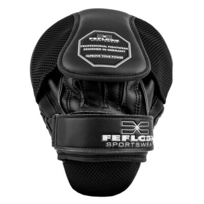 Hoch-professionelle Boxpratzen von FEFLOGX Sportswear mit Klettverschluss aus hochwertigstem Leder & besten Materialien für max. Langlebigkeit & extreme Strapazierfähigkeit. Super-bequeme Handpratzen Schlagpolster mit höchstem Schutz & hervorragender Polsterung. Boxing-Pads Pratzen Boxen Kickboxen Muay-Thai Thaiboxen MMA & viele mehr. Max Schlagkraft & sportlich-elegantes Fight-Design. Handrücken Ansicht der extrem hochwertigen Materialien & Verarbeitung, mit Qualitätsmerkmal.