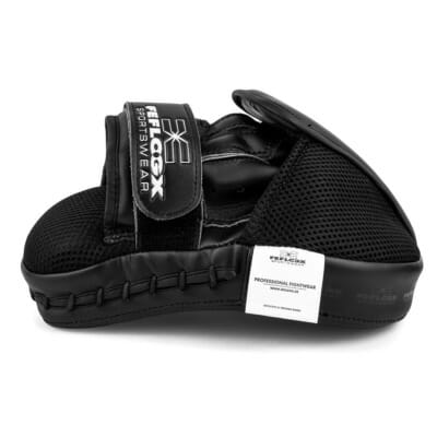 Hoch-professionelle Boxpratzen von FEFLOGX Sportswear mit Klettverschluss aus hochwertigstem Leder & besten Materialien für max. Langlebigkeit & extreme Strapazierfähigkeit. Super-bequeme Handpratzen Schlagpolster mit höchstem Schutz & hervorragender Polsterung. Boxing-Pads Pratzen Boxen Kickboxen Muay-Thai Thaiboxen MMA & viele mehr. Max Schlagkraft & sportlich-elegantes Fight-Design. Liegende Ansicht der extrem hochwertigen Materialien & Verarbeitung.