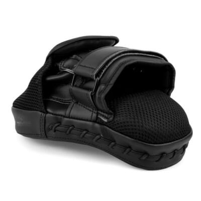 Hoch-professionelle Boxpratzen von FEFLOGX Sportswear mit Klettverschluss aus hochwertigstem Leder & besten Materialien für max. Langlebigkeit & extreme Strapazierfähigkeit. Super-bequeme Handpratzen Schlagpolster mit höchstem Schutz & hervorragender Polsterung. Boxing-Pads Pratzen Boxen Kickboxen Muay-Thai Thaiboxen MMA & viele mehr. Max Schlagkraft & sportlich-elegantes Fight-Design. Liegende Ansicht der extrem hochwertigen Materialien & Verarbeitung & des Schlupflochs.