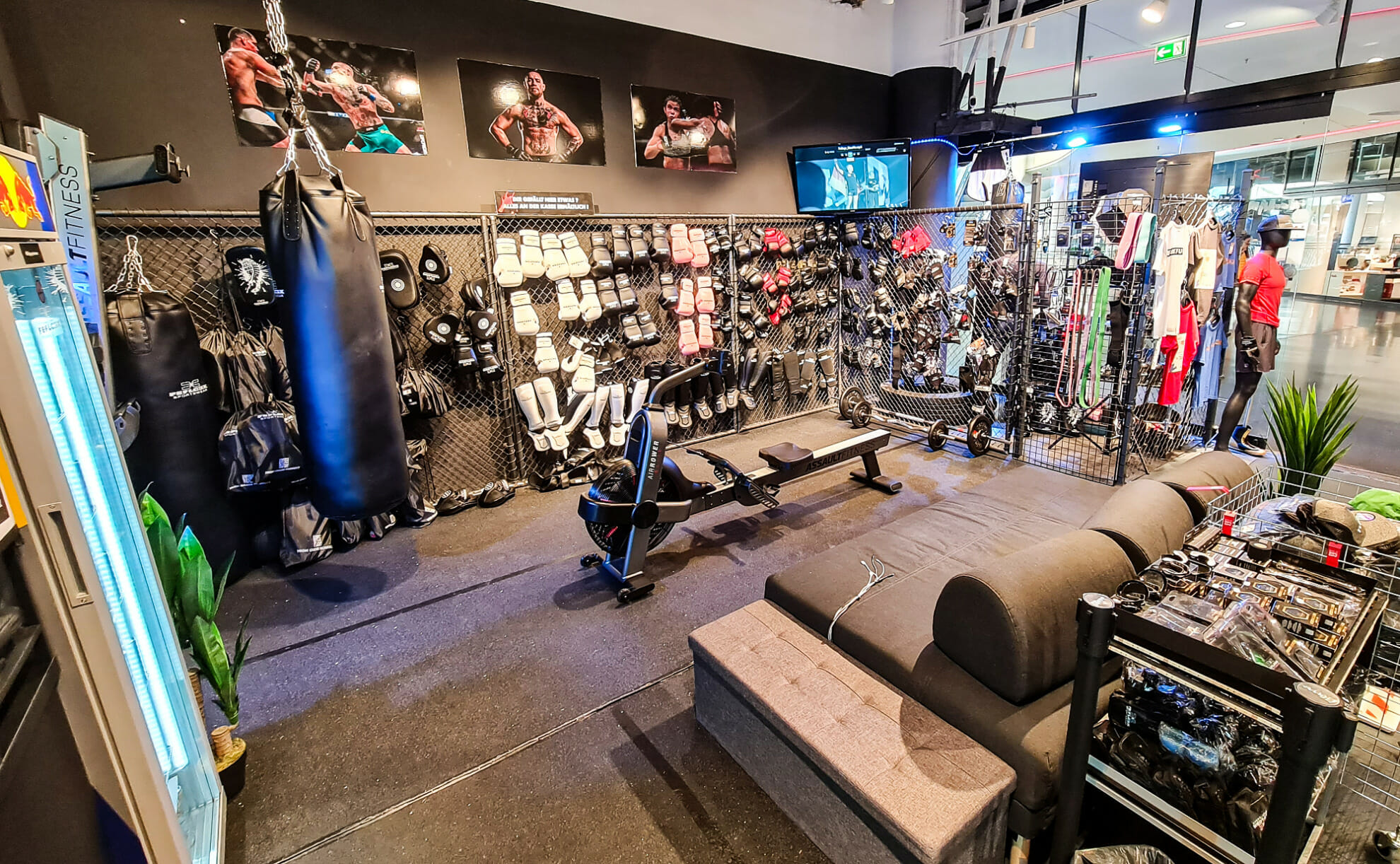 FEFLOGX Sportswear Store Shop in dem Shoppingcenter MyZeil in der Innenstatd auf der Einkaufsstraße Zeil in Frankfurt am Main, Sportswear, Fight-Wear, Sport-Equipment & Fight-Equipment, Active-Bereich.