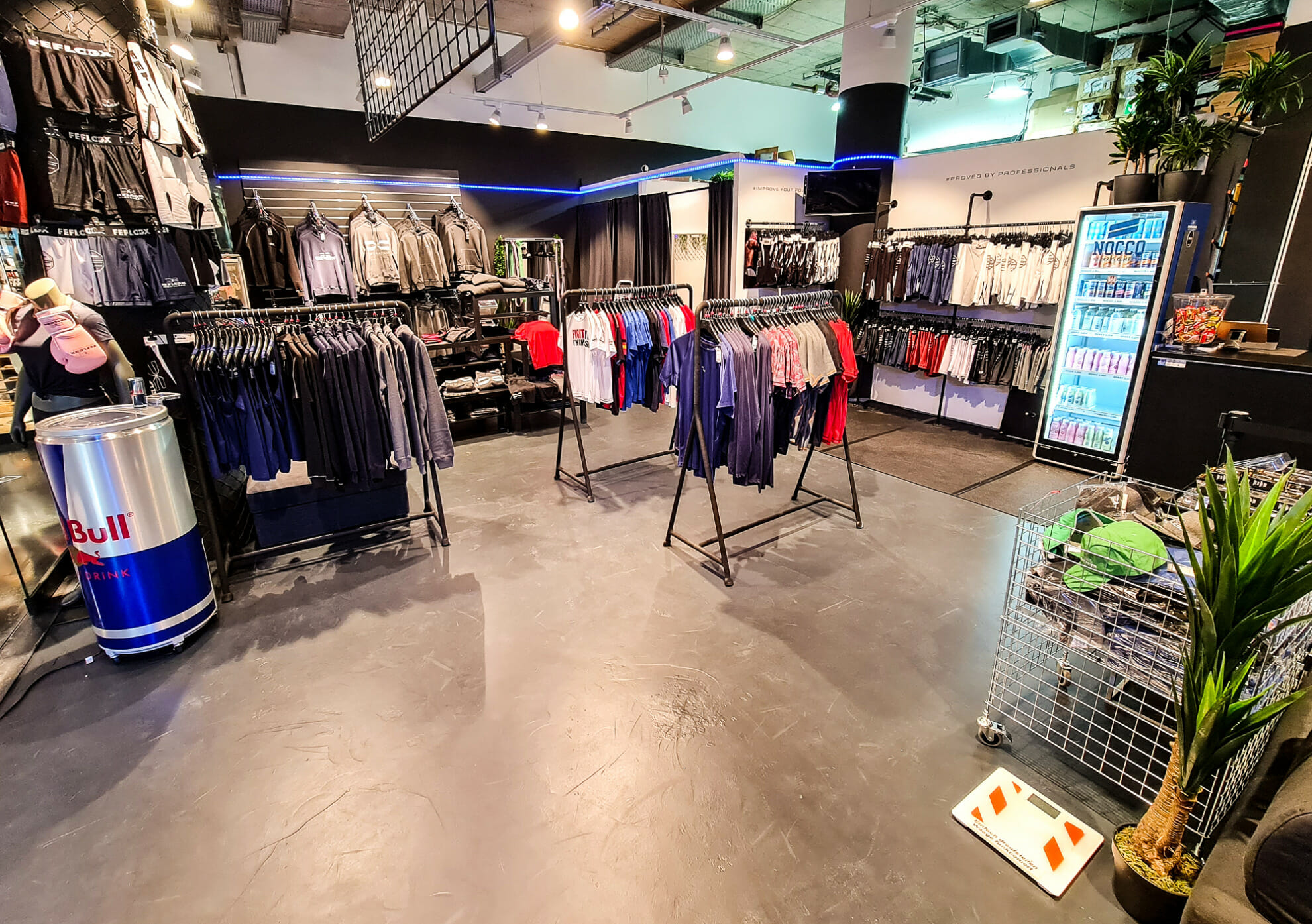 FEFLOGX Sportswear Store Shop in dem Shoppingcenter MyZeil in der Innenstatd auf der Einkaufsstraße Zeil in Frankfurt am Main, Sportswear, Fight-Wear, Sport-Equipment & Fight-Equipment, Sportkleidung-Bereich.