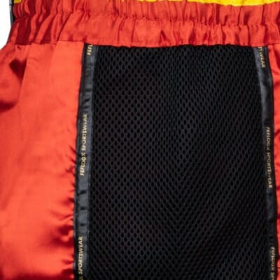 FFX Muay Thai Shorts Fight Performance von FEFLOGX Sportswear in schwarz, rot & blau. Hoch-professionelle, ergonomisch entwickelte & super-bequeme Thaibox Hose, extrem hochwertige & max. Robuste Fight Shorts, hoch-funktionelle, enorm langlebige Muay Thai Hose, Thaibox Shorts, seitlche Nah-Aufnahme Mesh-Einsatz, rot.