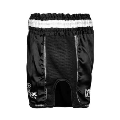 FFX Muay Thai Shorts Fight Performance von FEFLOGX Sportswear in schwarz, rot & blau. Hoch-professionelle, ergonomisch entwickelte & super-bequeme Thaibox Hose, extrem hochwertige & max. Robuste Fight Shorts, hoch-funktionelle, enorm langlebige Muay Thai Hose, Thaibox Shorts, seitliche Ansicht, Mesh-Einsatz, schwarz.
