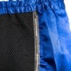 FFX Muay Thai Shorts Fight Performance von FEFLOGX Sportswear in schwarz, rot & blau. Hoch-professionelle, ergonomisch entwickelte & super-bequeme Thaibox Hose, extrem hochwertige & max. Robuste Fight Shorts, hoch-funktionelle, enorm langlebige Muay Thai Hose, Thaibox Shorts, seitlche Nah-Aufnahme Mesh-Einsatz, blau.
